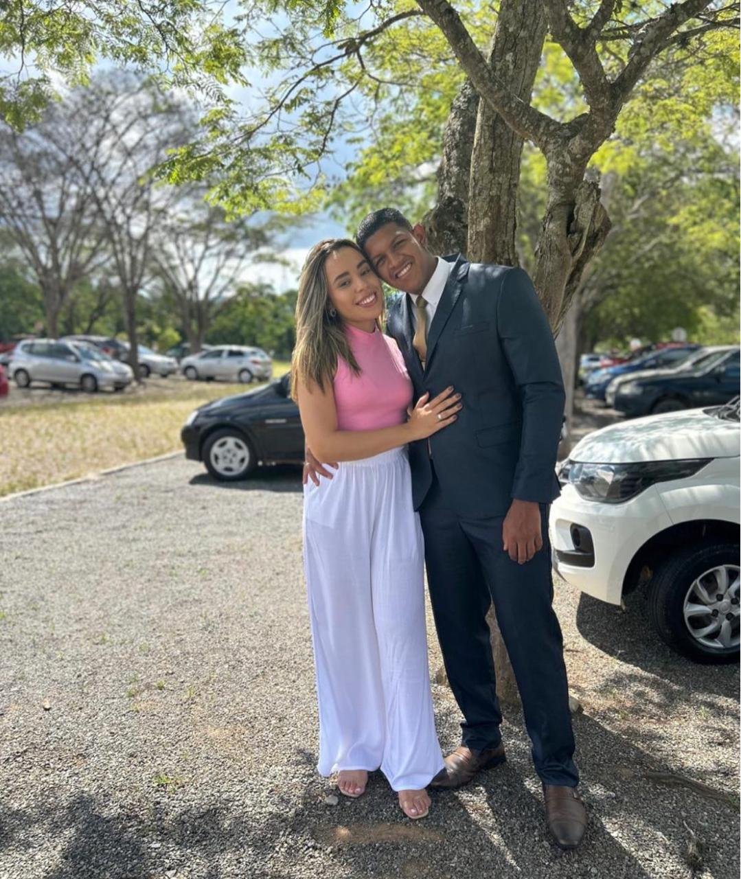 Denilson e Beatriz abraçados sob uma árvore